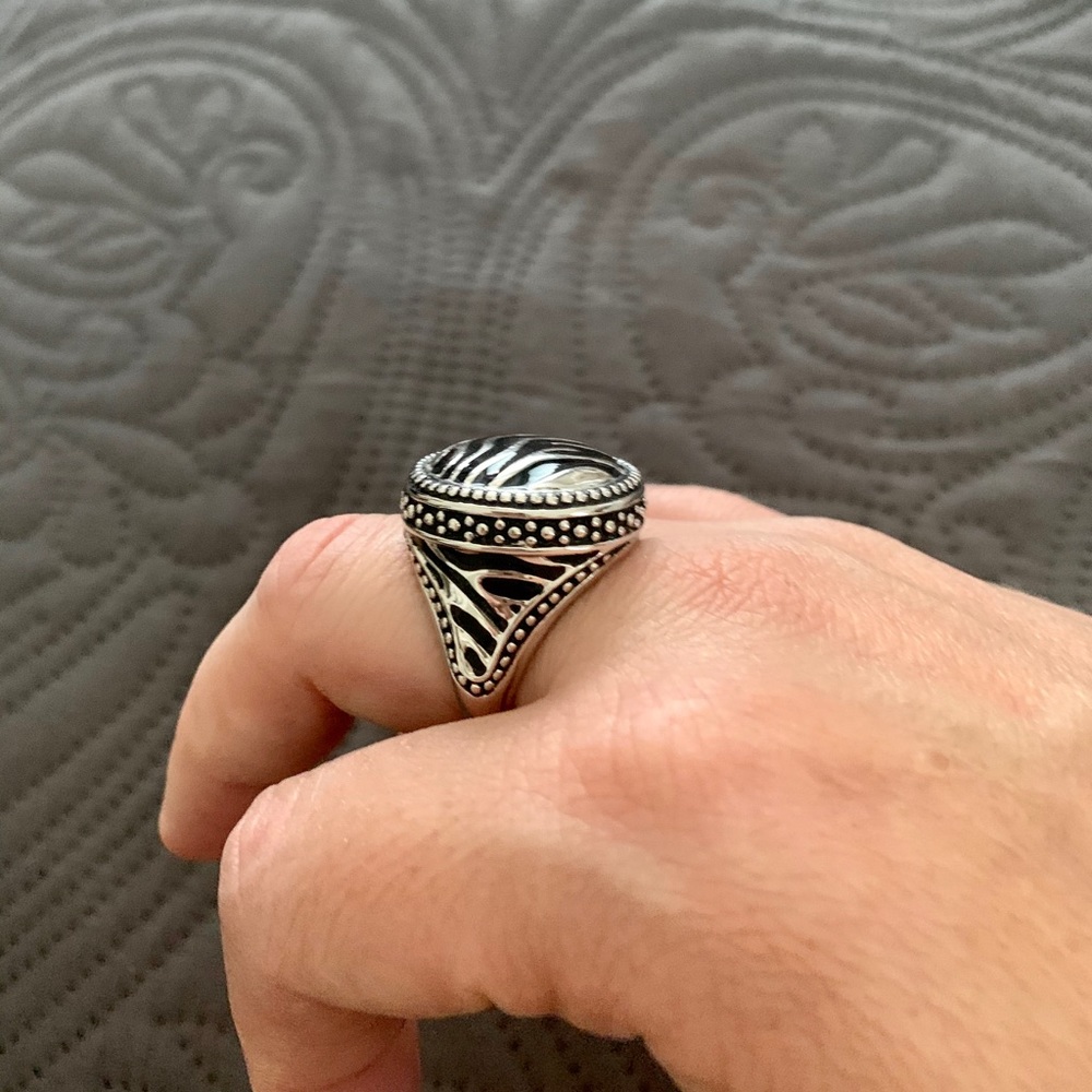 Silver Zebra Pattern ring. Size 10 - Picture 4 of 5
